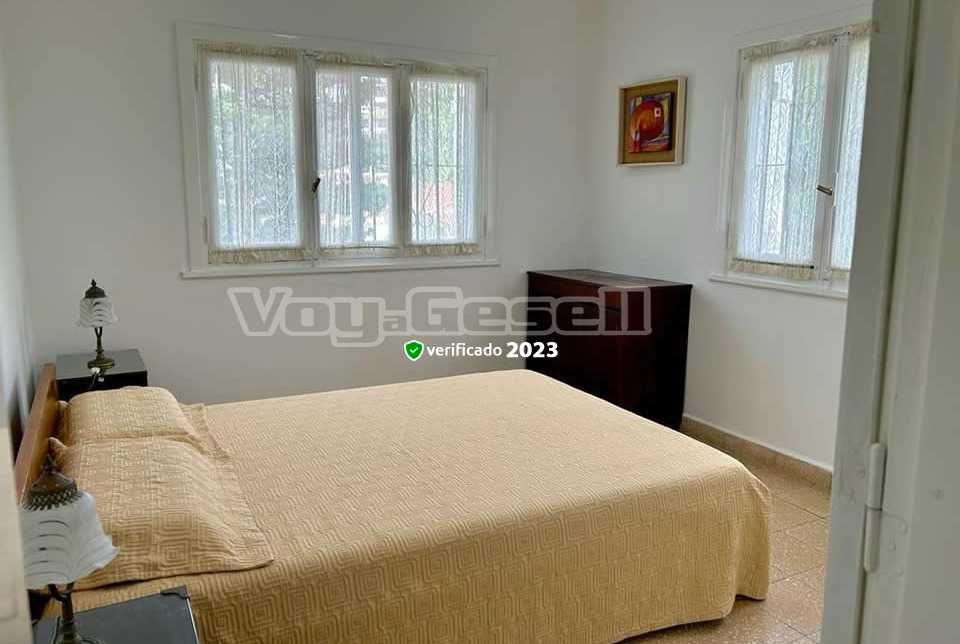 Alquilo Chalet La Casa Amarilla en Villa Gesell zona Centro Comercial a 200 Mts de la Playa