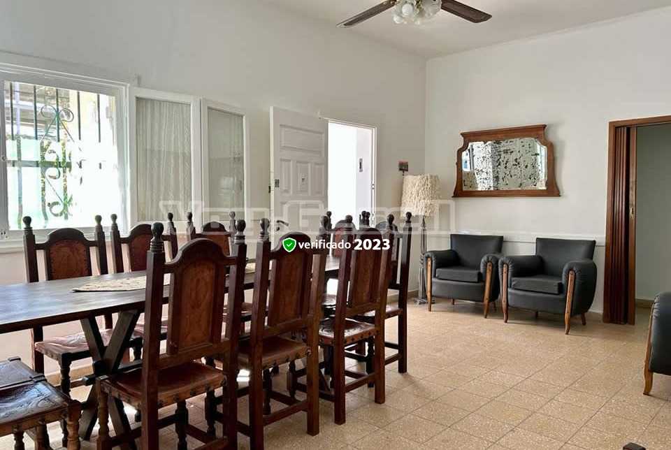 Alquilo Chalet La Casa Amarilla en Villa Gesell zona Centro Comercial a 200 Mts de la Playa 