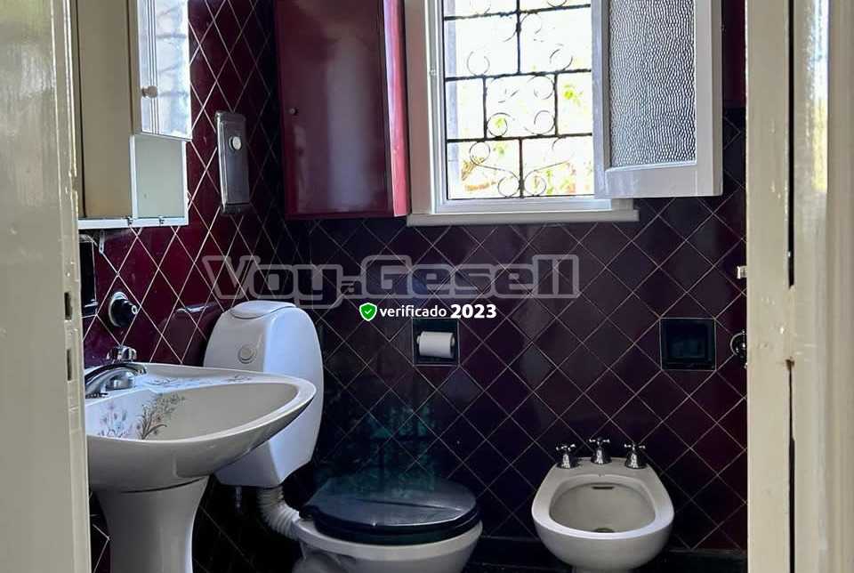 Alquilo Chalet La Casa Amarilla en Villa Gesell zona Centro Comercial a 200 Mts de la Playa