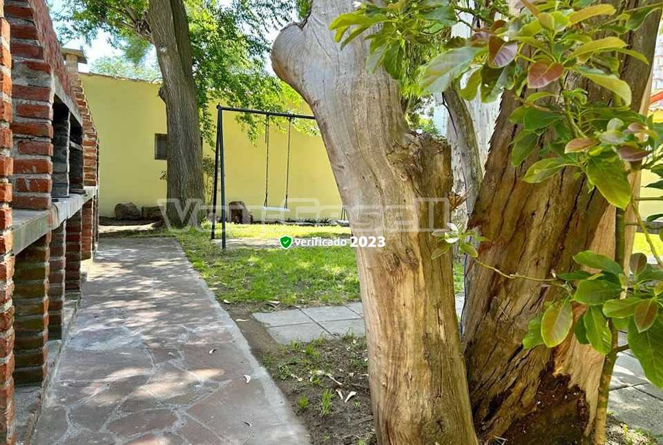 Alquilo Chalet La Casa Amarilla en Villa Gesell zona Centro Comercial a 200 Mts de la Playa