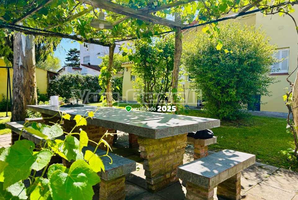 Alquilo Chalet La Casa Amarilla en Villa Gesell zona Centro Comercial a 200 Mts de la Playa