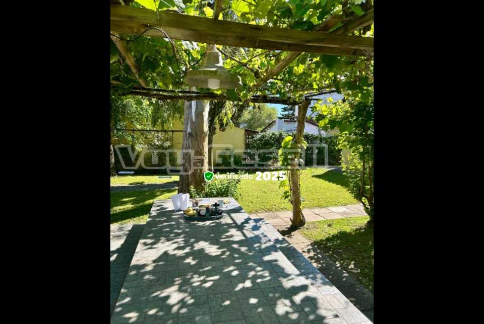 Alquilo Chalet La Casa Amarilla en Villa Gesell zona Centro Comercial a 200 Mts de la Playa