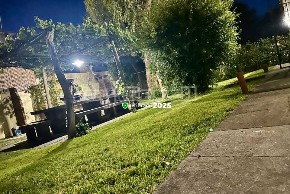 Alquilo Chalet La Casa Amarilla en Villa Gesell zona Centro Comercial a 200 Mts de la Playa