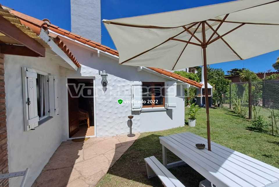 Alquilo Casa Casa Bianca en Villa Gesell zona Centro Comercial a 400 Mts de la Playa 