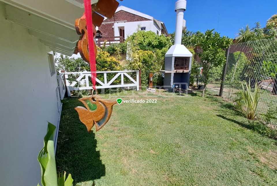 Alquilo Casa Casa Bianca en Villa Gesell zona Centro Comercial a 400 Mts de la Playa 