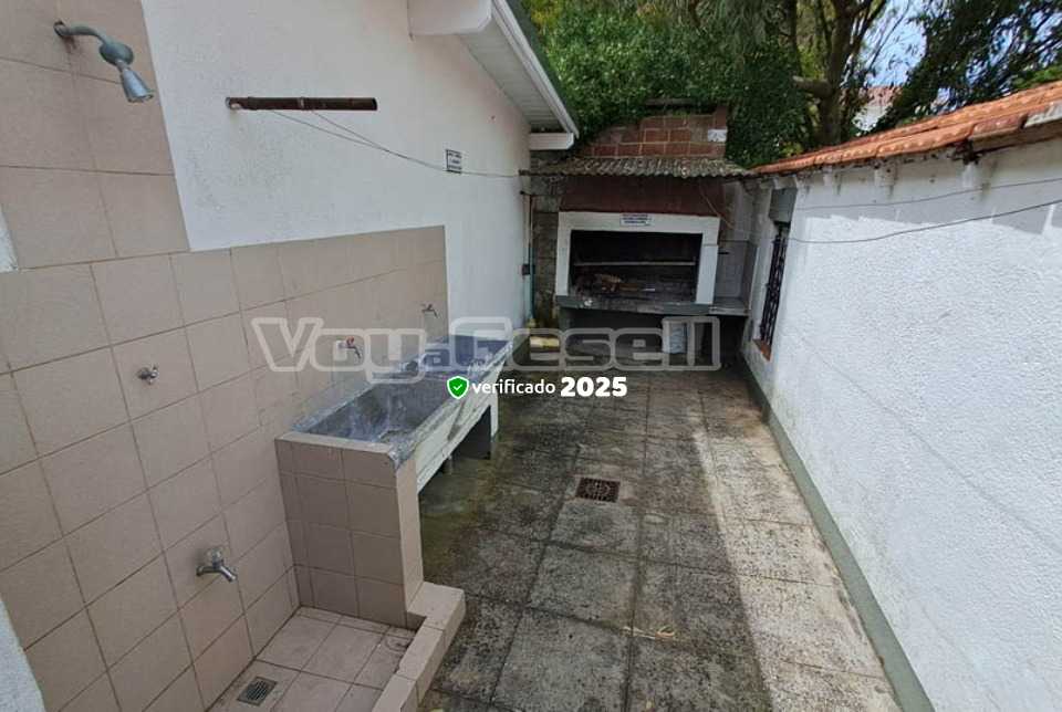 Alquilo Departamento Complejo Los Pinos en Villa Gesell zona Centro Comercial a 250 mts de la Playa 