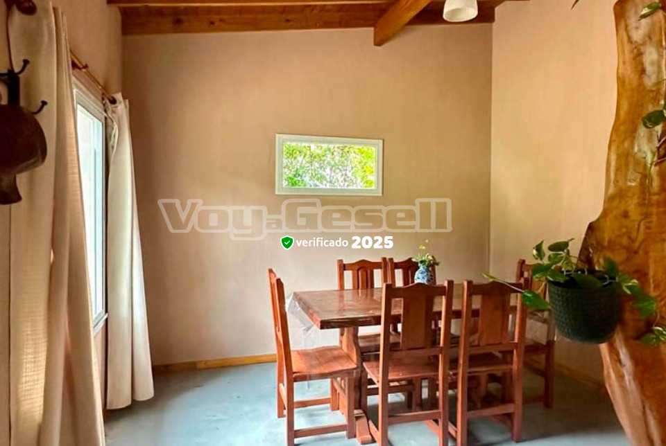 Alquilo Cabaña Corazón de ciprés en Mar de las Pampas zona  a 1700 Mts de la Playa comedor