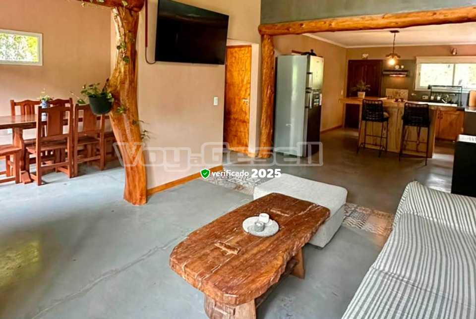 Alquilo Cabaña Corazón de ciprés en Mar de las Pampas zona  a 1700 Mts de la Playa living comedor muy amplio