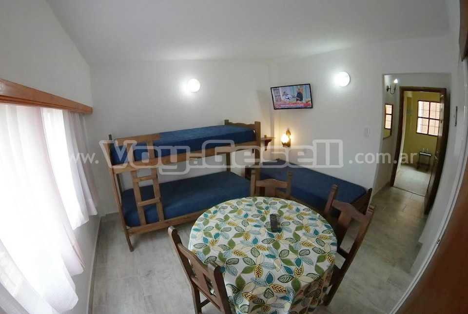 Alquilo Departamento Cuatro Soles 1A en Villa Gesell zona Centro Comercial a 200 Mts de la Playa 