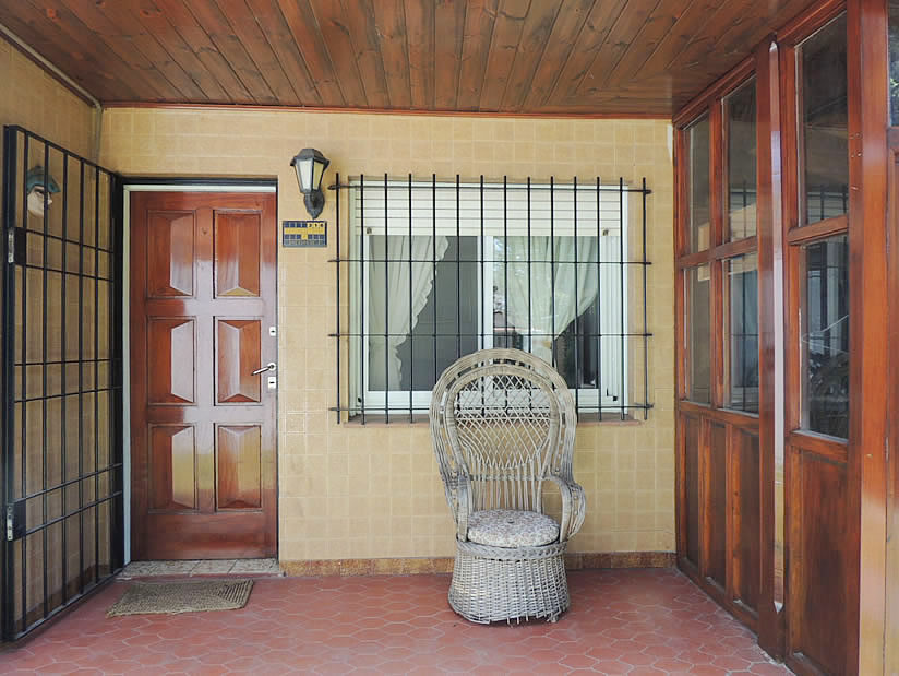 Alquilo Casa Domingo en Villa Gesell zona Centro Comercial a 400 Mts de la Playa 