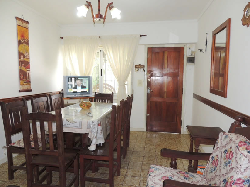 Alquilo Casa Domingo en Villa Gesell zona Centro Comercial a 400 Mts de la Playa 