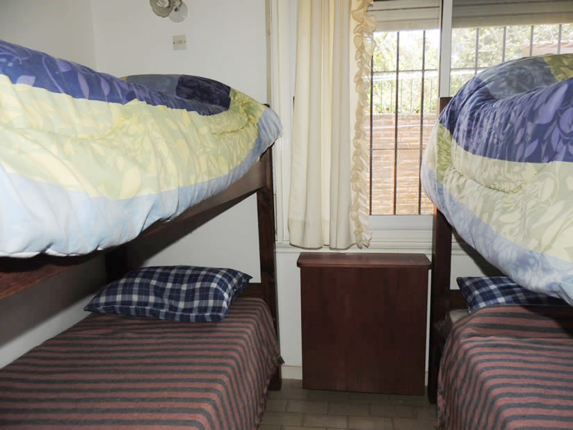 Alquilo Casa Domingo en Villa Gesell zona Centro Comercial a 400 Mts de la Playa