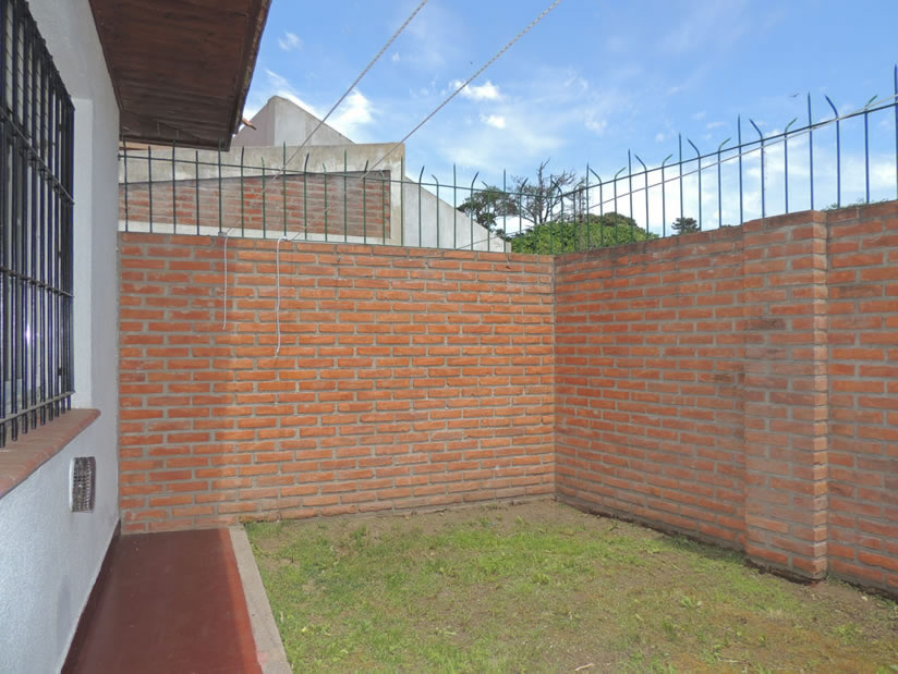 Alquilo Casa Domingo en Villa Gesell zona Centro Comercial a 400 Mts de la Playa