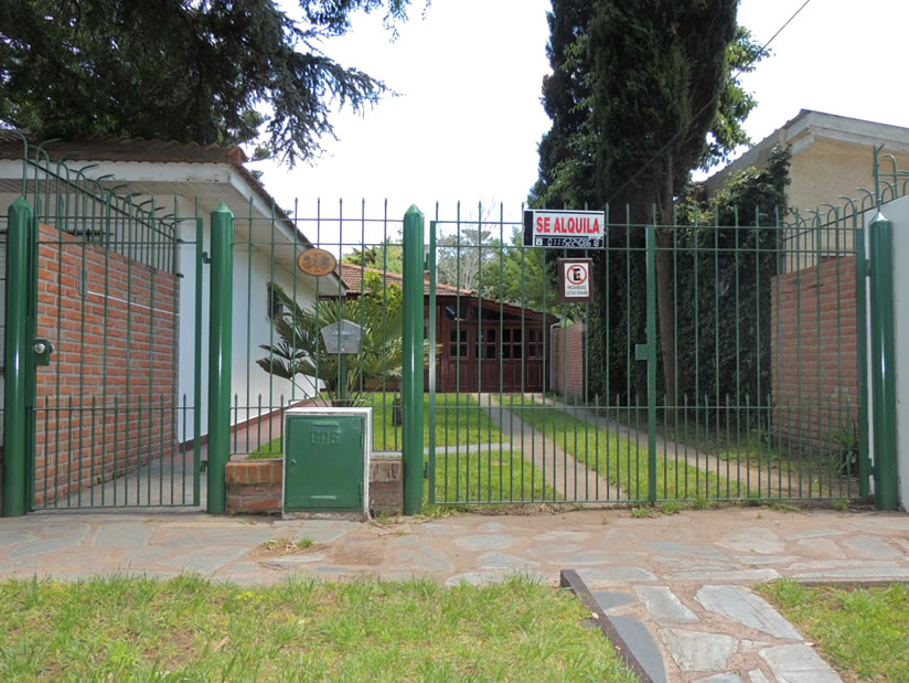 Alquilo Casa Domingo en Villa Gesell zona Centro Comercial a 400 Mts de la Playa
