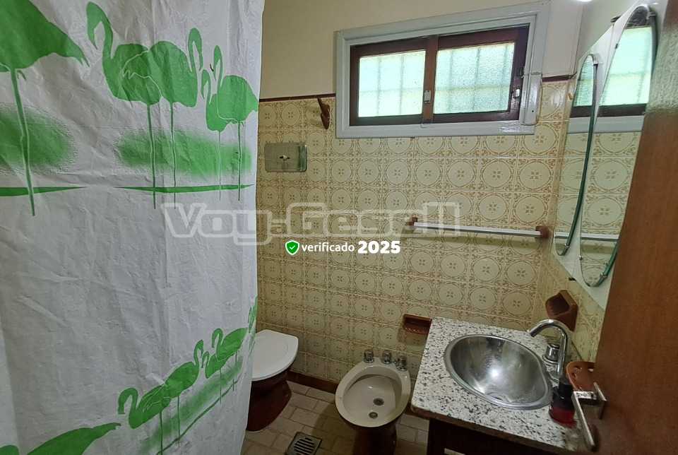 Alquilo Casa Domingo en Villa Gesell zona Centro Comercial a 400 Mts de la Playa