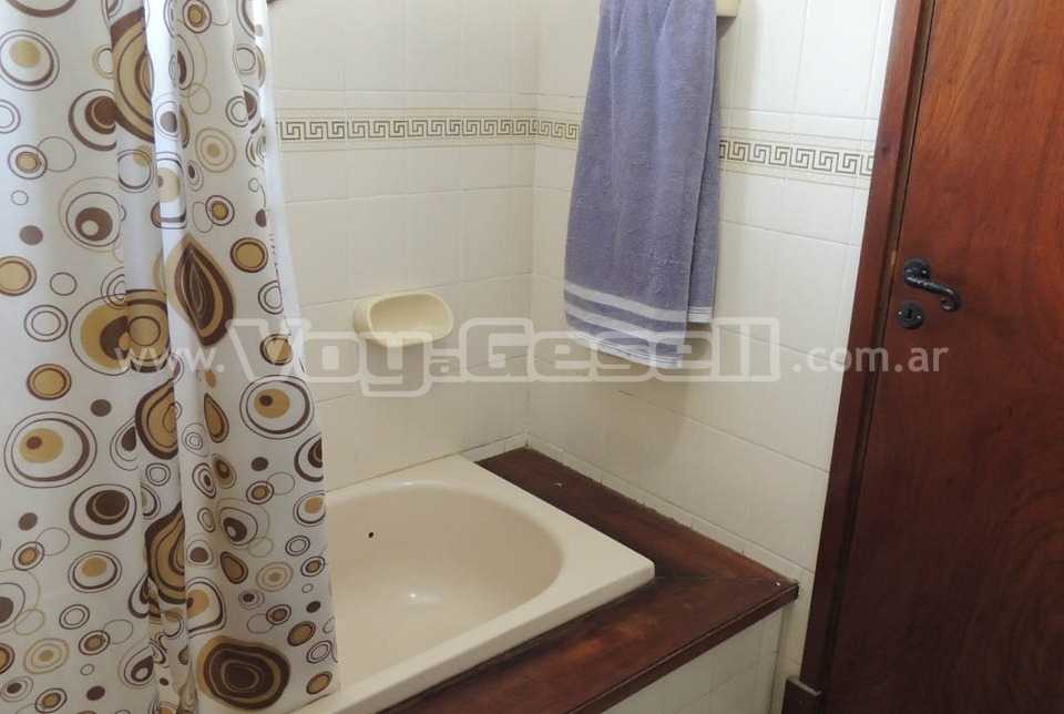 Alquilo Casa El Aljibe en Villa Gesell zona Barrio Norte a 700 mts de la Playa