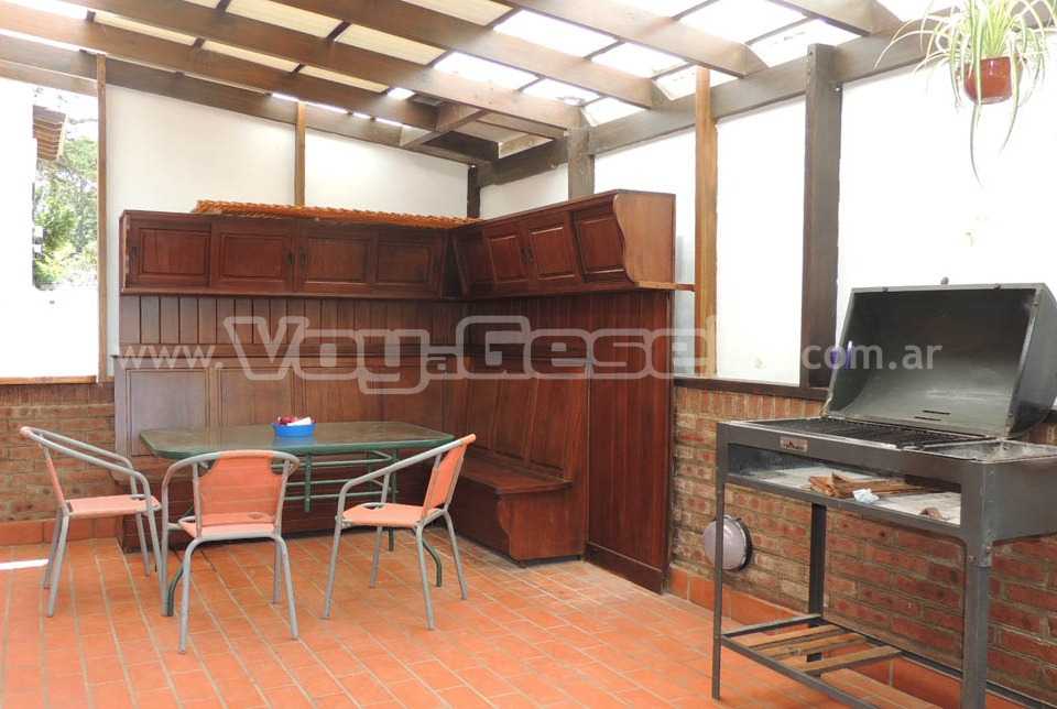 Alquilo Casa El Aljibe en Villa Gesell zona Barrio Norte a 700 mts de la Playa