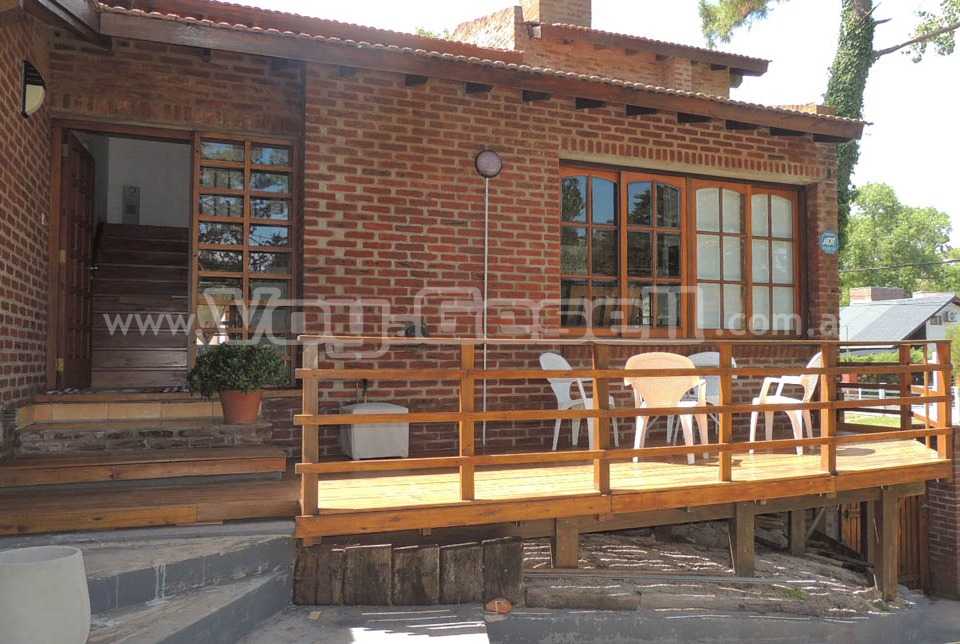 Alquilo Casa El Aljibe en Villa Gesell zona Barrio Norte a 700 mts de la Playa 