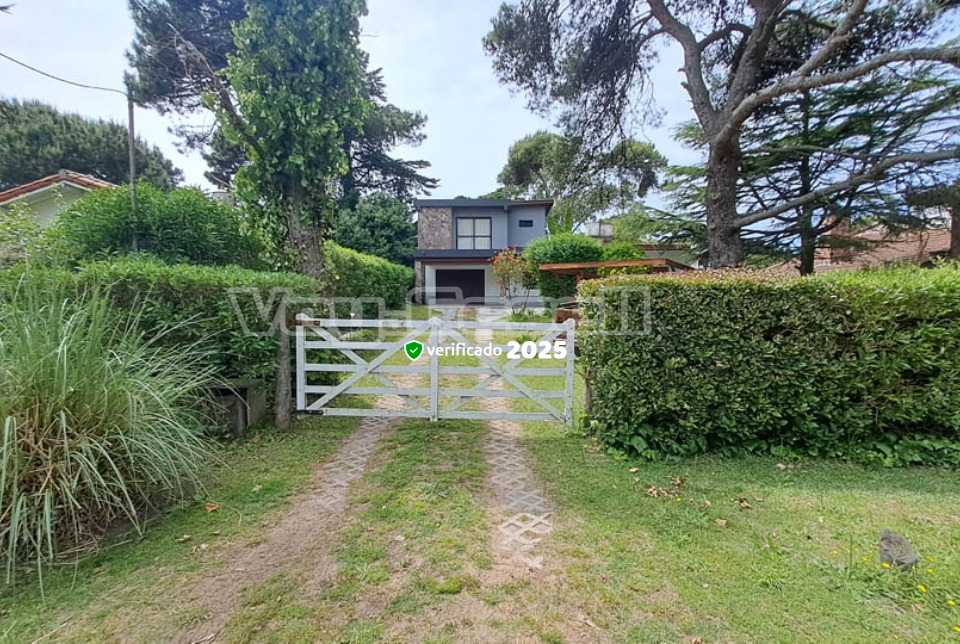 Alquilo Casa El Cachondeo en Villa Gesell zona Centro a 700 mts de la Playa 
