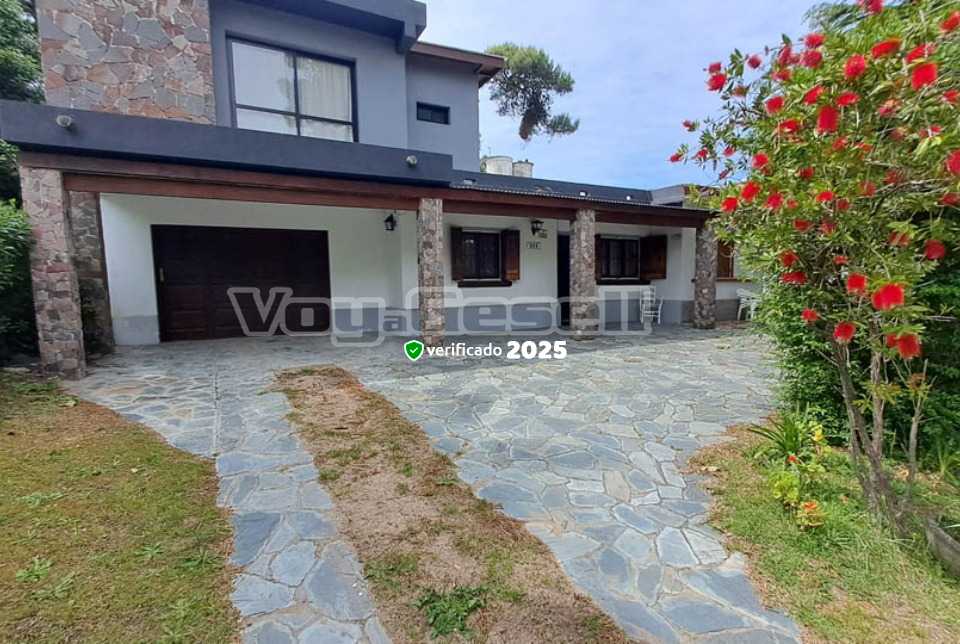 Alquilo Casa El Cachondeo en Villa Gesell zona Centro a 700 mts de la Playa 