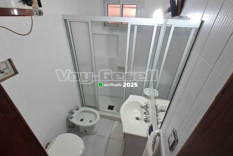 Alquilo Casa El Cachondeo en Villa Gesell zona Centro a 700 mts de la Playa