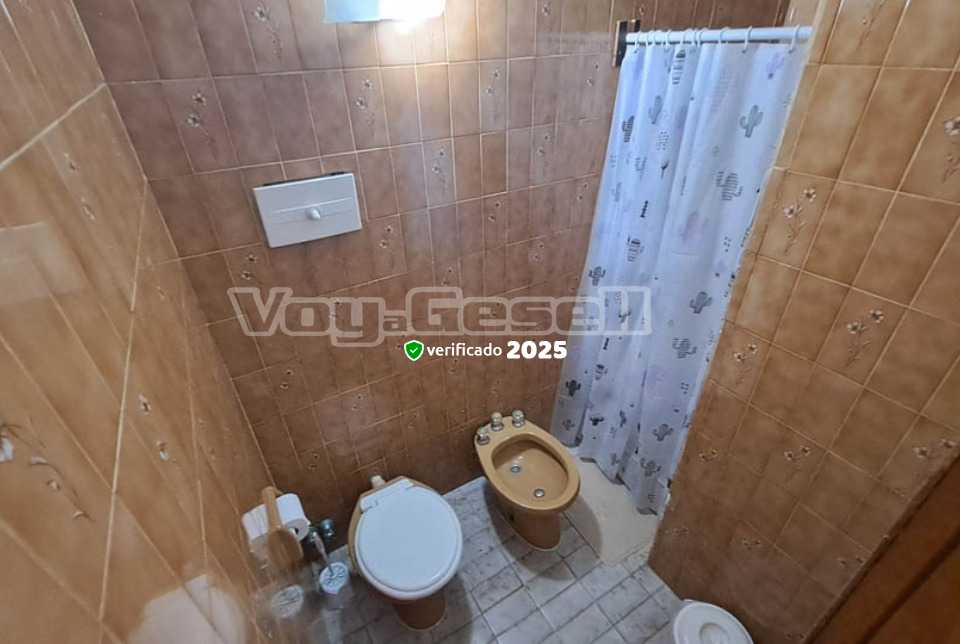 Alquilo Casa Elisa en Villa Gesell zona Centro Comercial a 600 Mts de la Playa 