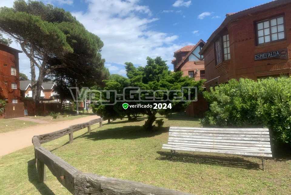 Alquilo Duplex Esmeralda esquina en Villa Gesell zona Centro a 200 Mts de la Playa 