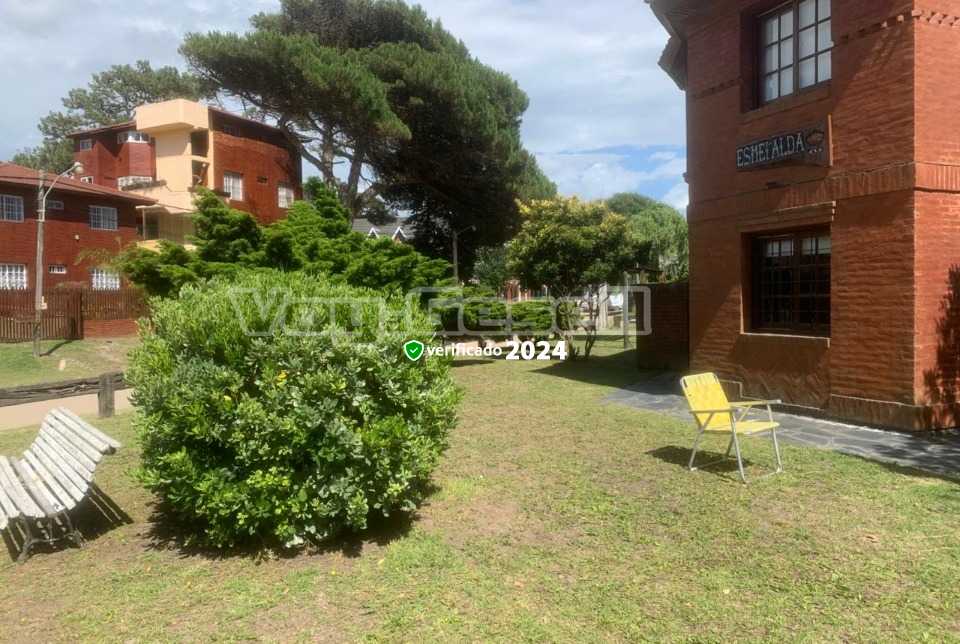 Alquilo Duplex Esmeralda esquina en Villa Gesell zona Centro a 200 Mts de la Playa 