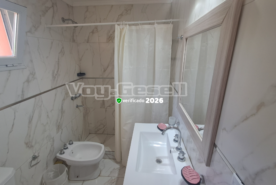 Alquilo Casa FloreSer en Villa Gesell zona Centro a 3300 mts de la Playa