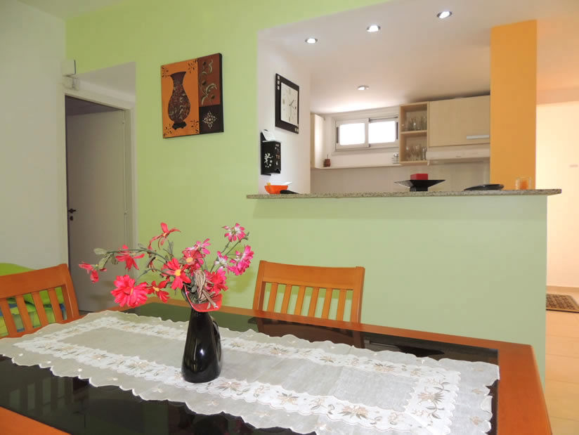 Alquilo Departamento Gesell 365 1F en Villa Gesell zona Centro Comercial a 10 mts de la Playa 