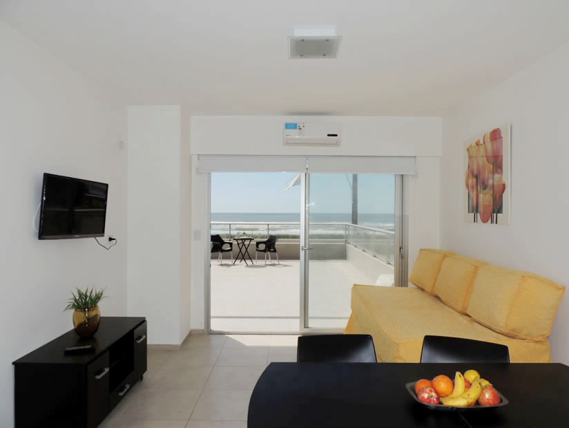 Alquilo Departamento Gesell 365 PB B en Villa Gesell zona Centro Comercial a 10 Mts de la Playa 