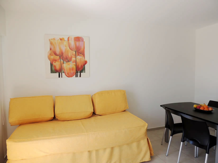 Alquilo Departamento Gesell 365 PB B en Villa Gesell zona Centro Comercial a 10 Mts de la Playa 