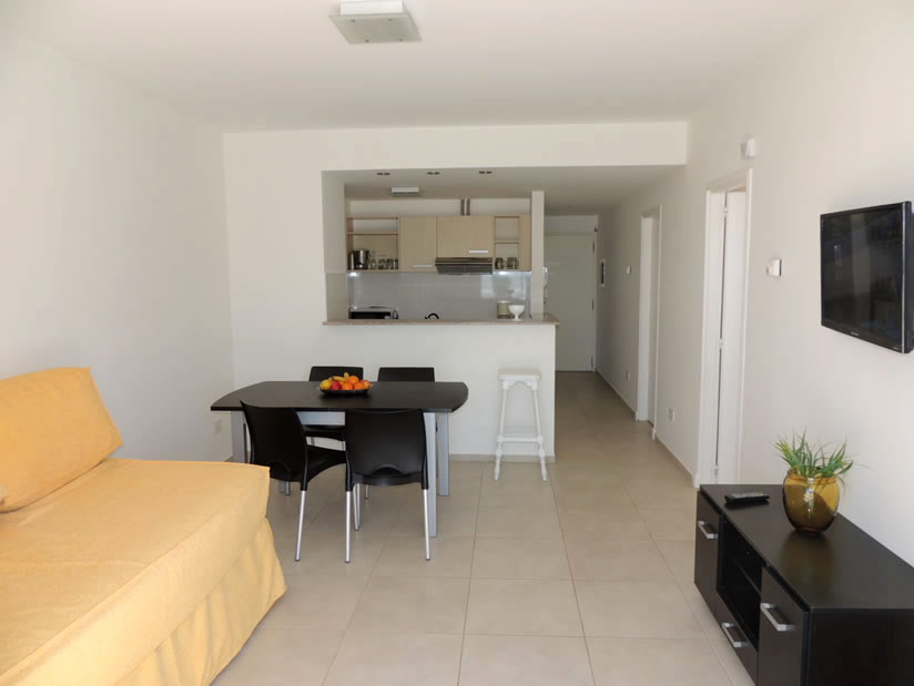 Alquilo Departamento Gesell 365 PB B en Villa Gesell zona Centro Comercial a 10 Mts de la Playa 