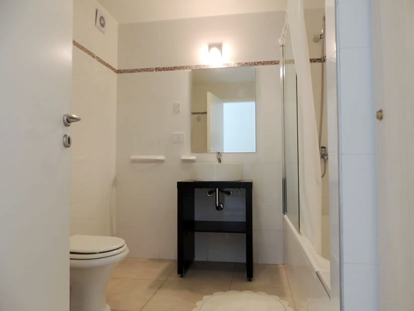 Alquilo Departamento Gesell 365 PB B en Villa Gesell zona Centro Comercial a 10 Mts de la Playa