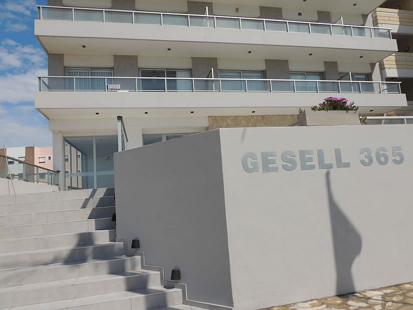 Alquilo Departamento Gesell 365 PB B en Villa Gesell zona Centro Comercial a 10 Mts de la Playa