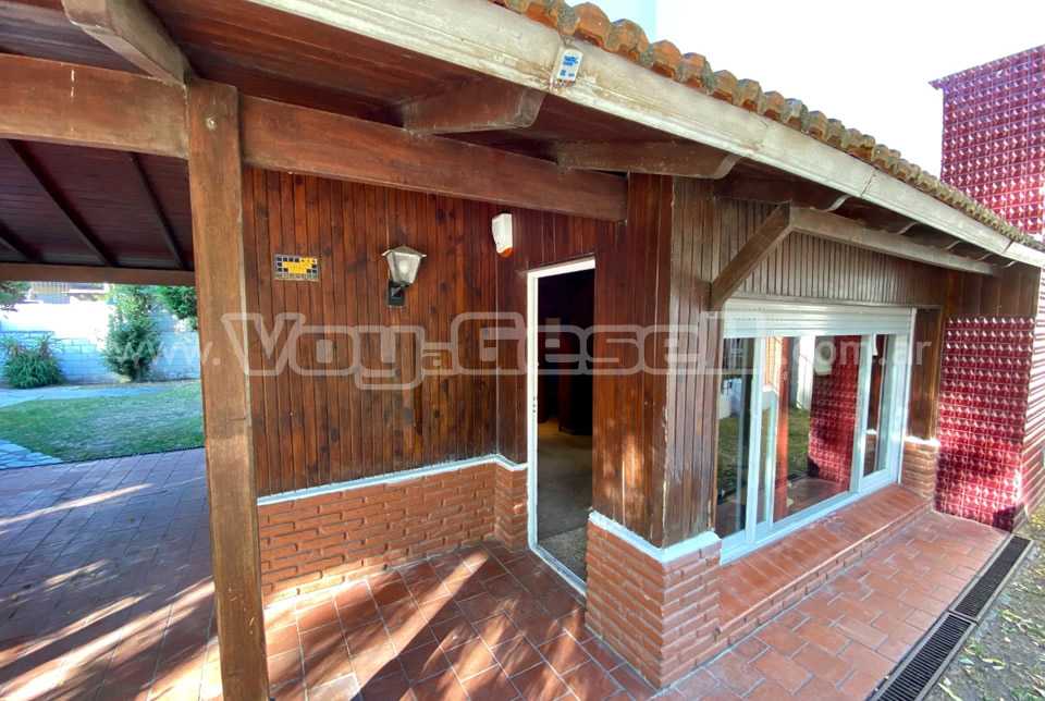 Alquilo Casa Giampa en Villa Gesell zona Centro Comercial  