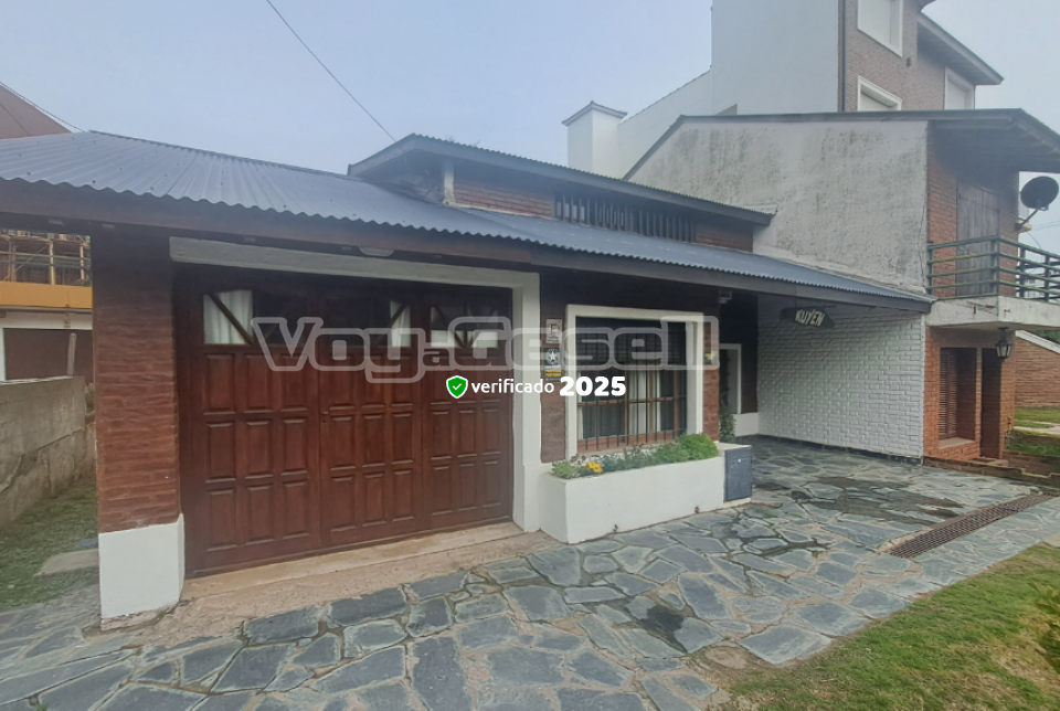 Alquilo Casa Kuyen en Villa Gesell zona Centro Comercial a 100 Mts de la Playa