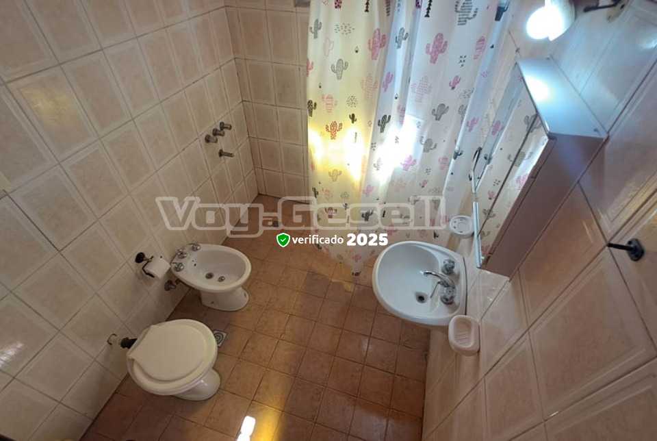 Alquilo Casa La Colorada en Villa Gesell zona Centro a 2400 Mts de la Playa