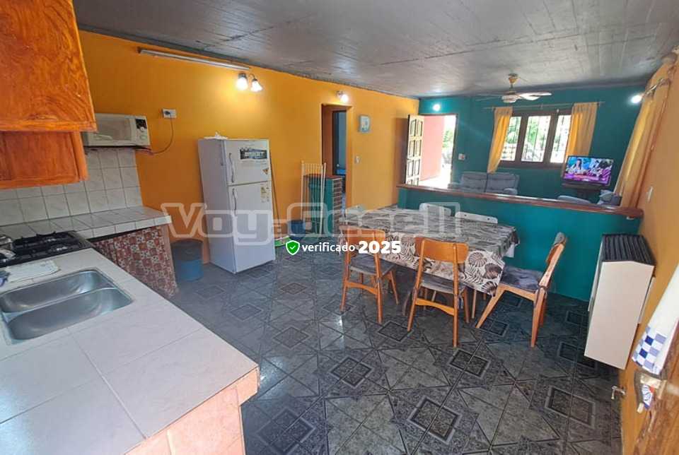 Alquilo Casa La Colorada en Villa Gesell zona Centro a 2400 Mts de la Playa