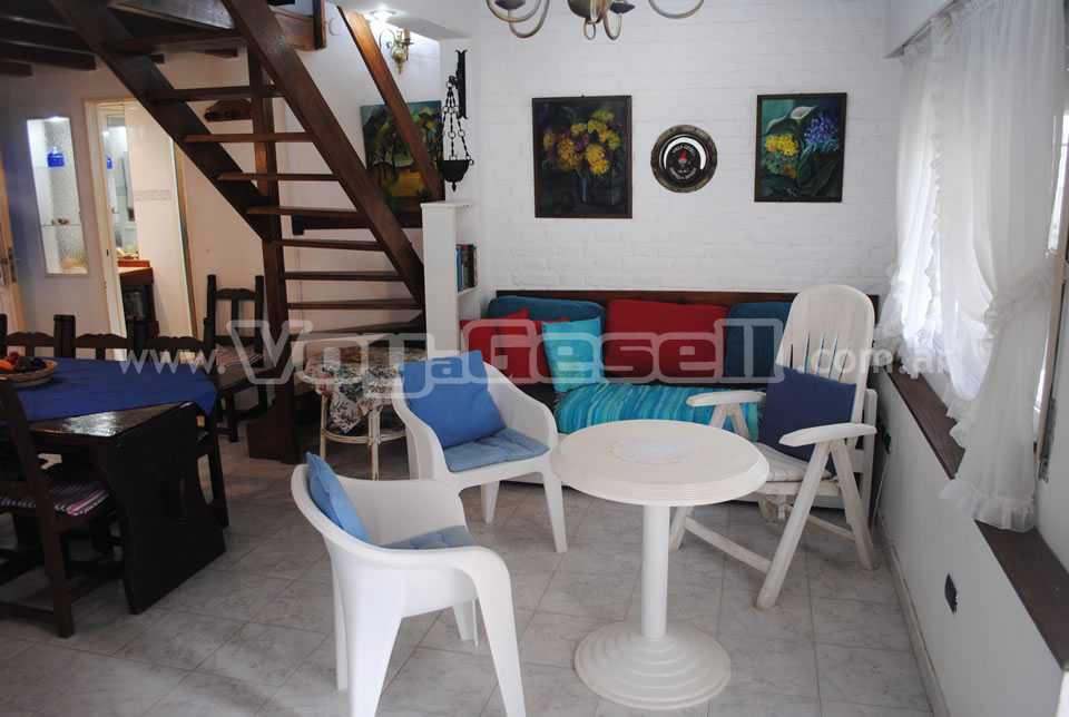 Alquilo Casa La Cueva de Ani en Villa Gesell zona Centro a 700 Mts de la Playa Comedor Cocina