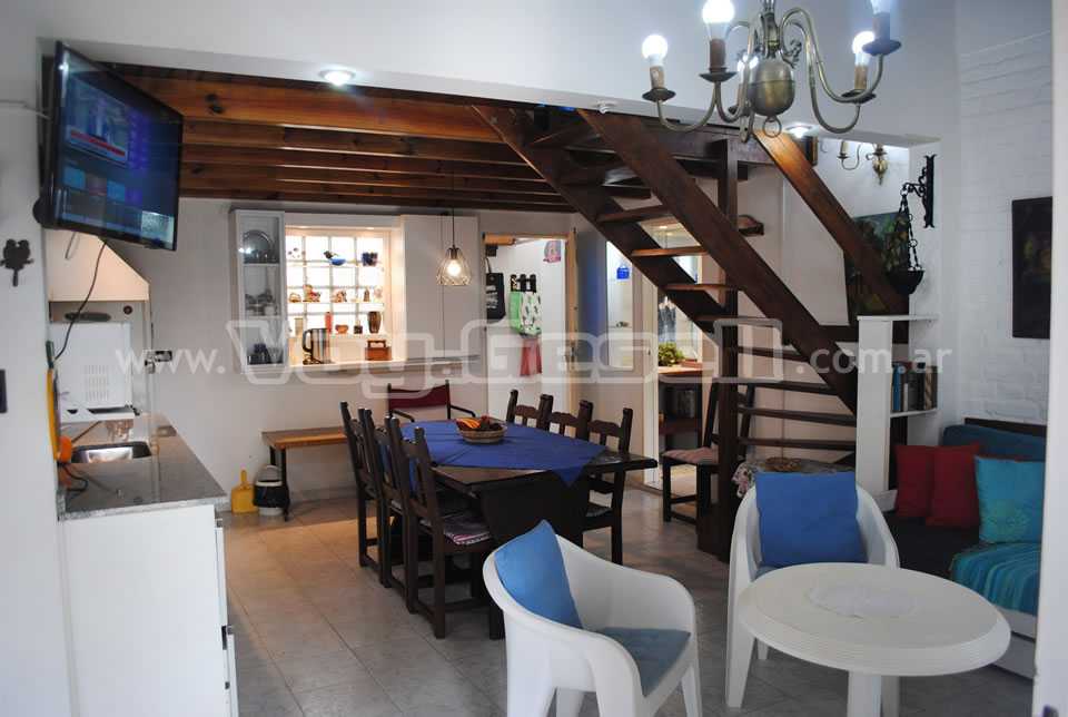 Alquilo Casa La Cueva de Ani en Villa Gesell zona Centro a 700 Mts de la Playa Comedor Cocina