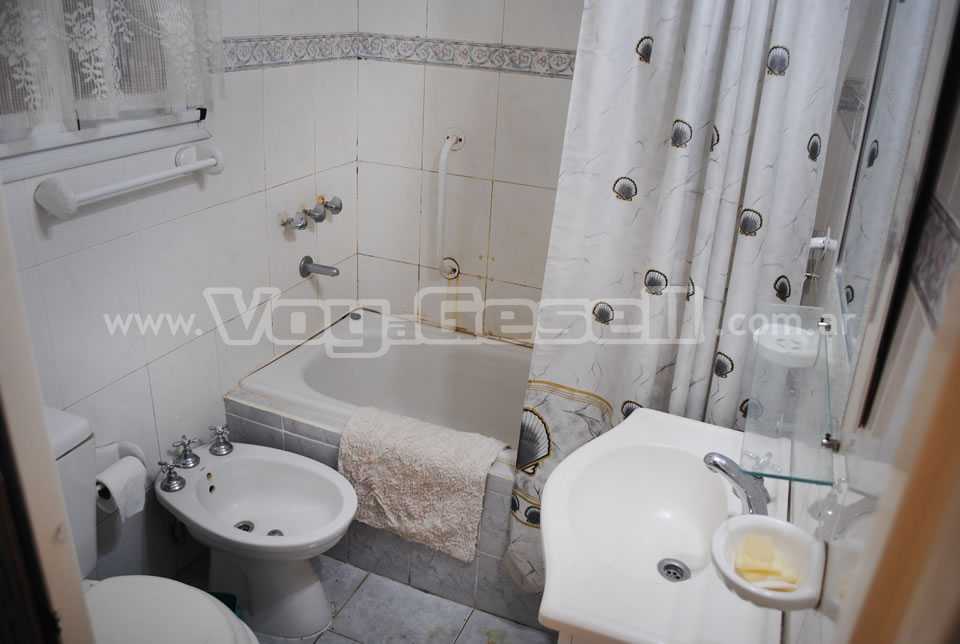 Alquilo Casa La Cueva de Ani en Villa Gesell zona Centro a 700 Mts de la Playa