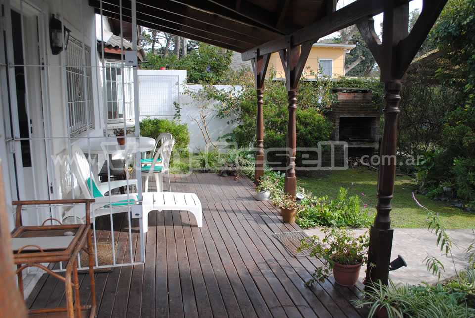 Alquilo Casa La Cueva de Ani en Villa Gesell zona Centro a 700 Mts de la Playa Deck