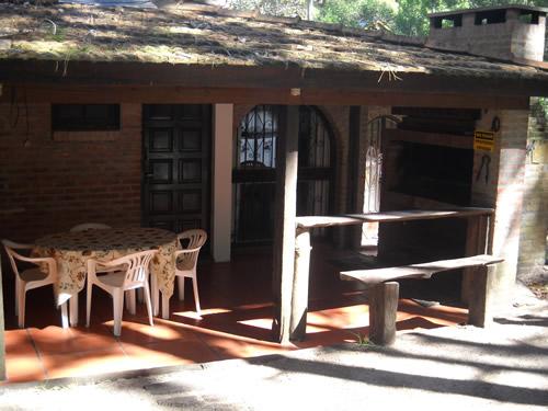 Alquilo Casa La esquina de los Murad en Mar Azul zona  a 300 Mts de la Playa vista de la galeria sector parrilla