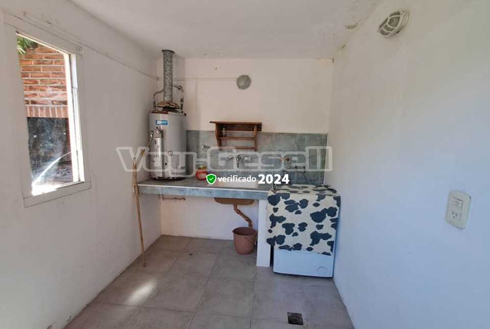 Alquilo Casa La Esquina en Villa Gesell zona Centro a 1000 Mts de la Playa