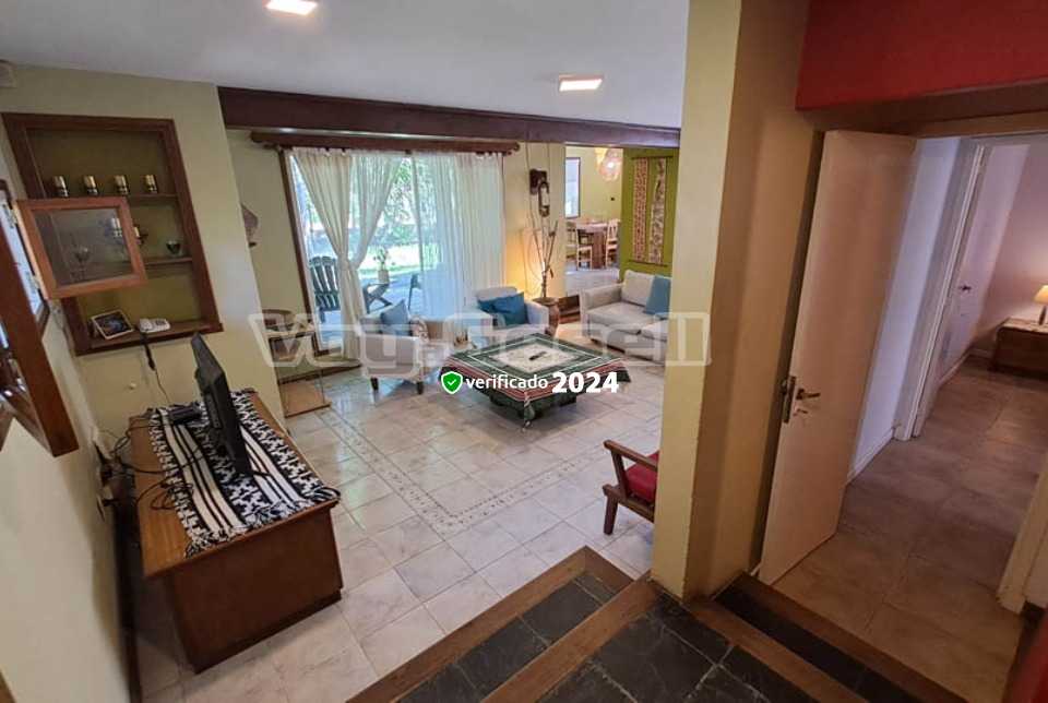 Alquilo Casa La Esquina en Villa Gesell zona Centro a 1000 Mts de la Playa 