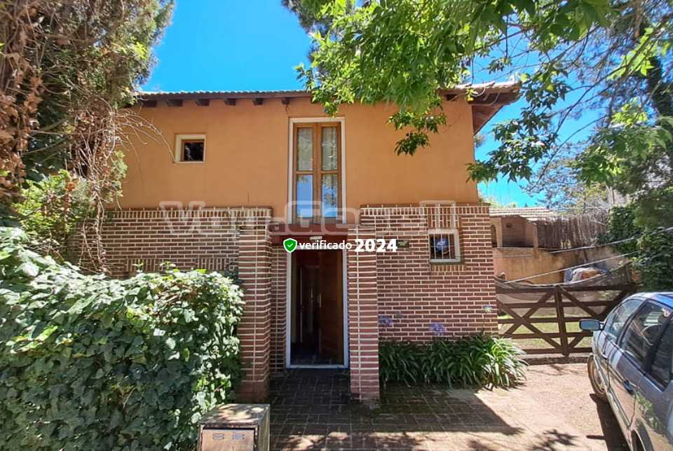 Alquilo Casa La Esquina en Villa Gesell zona Centro a 1000 Mts de la Playa 