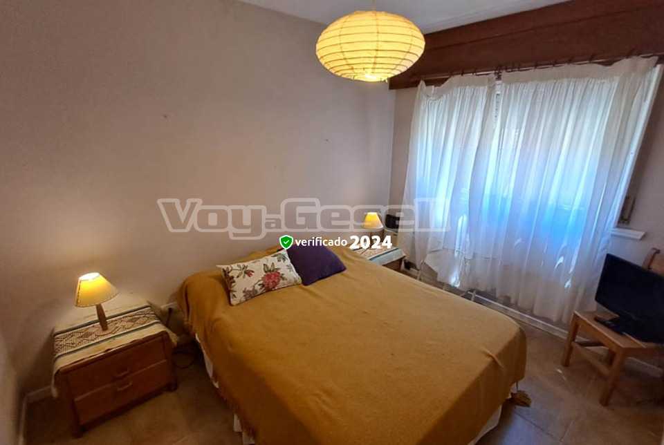 Alquilo Casa La Esquina en Villa Gesell zona Centro a 1000 Mts de la Playa