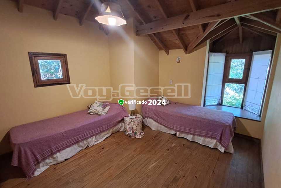 Alquilo Casa La Esquina en Villa Gesell zona Centro a 1000 Mts de la Playa