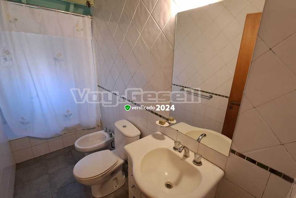 Alquilo Casa La Esquina en Villa Gesell zona Centro a 1000 Mts de la Playa